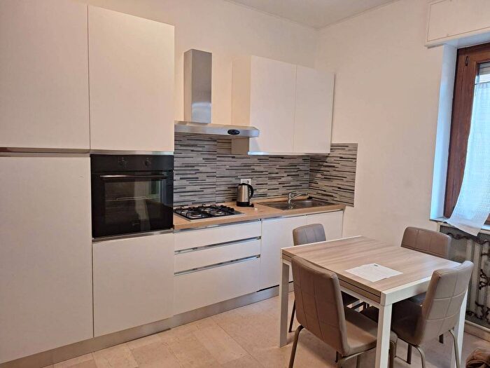 Appartamento trilocale in affitto in Via Mincio, Corvetto, Milano