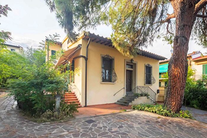 Casa con 10 locali in vendita in Via Trento, Firenze