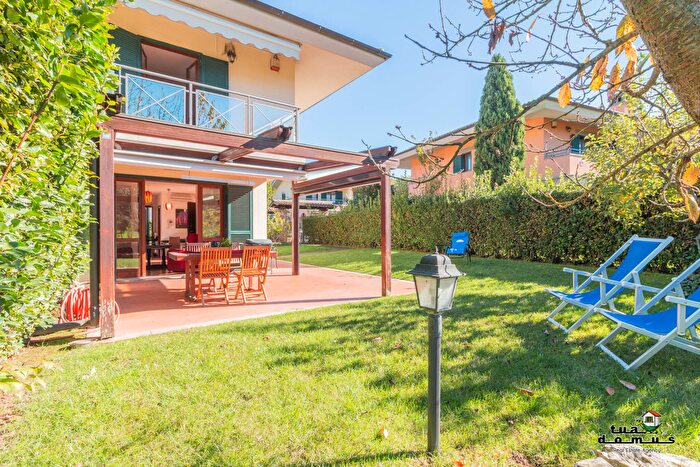 Casa con 8 locali in vendita in Monterosi