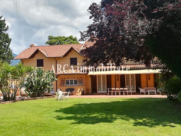 Casa con 18 locali in vendita in Massarosa