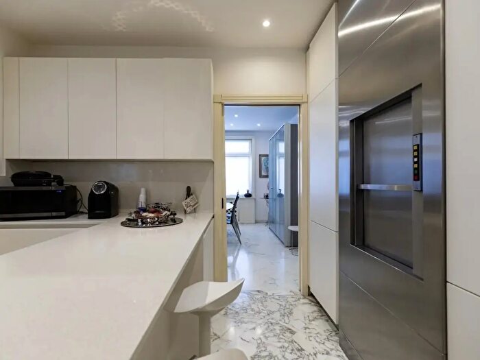 Casa con 16 locali in vendita in Via Roma Capitale, Camaiore