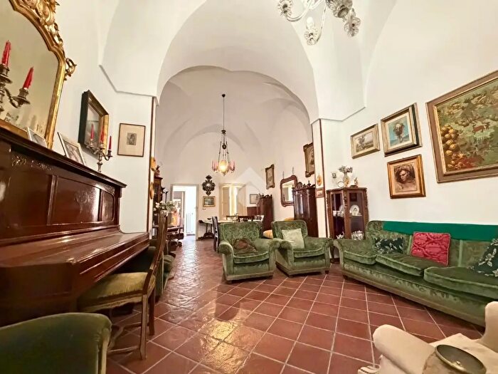 Appartamento con 16 locali in vendita in Via di Vaste, Lecce