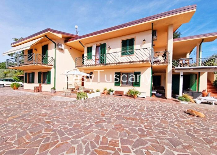 Casa con 16 locali in vendita in Via di Montecarlo, Montecarlo