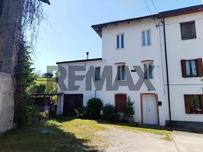 Casa con 9 locali in vendita in Borgo Valbelluna