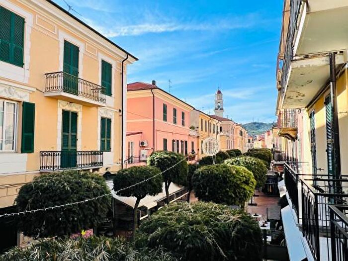 Appartamento trilocale in vendita in Via Cristoforo Colombo, Diano Marina