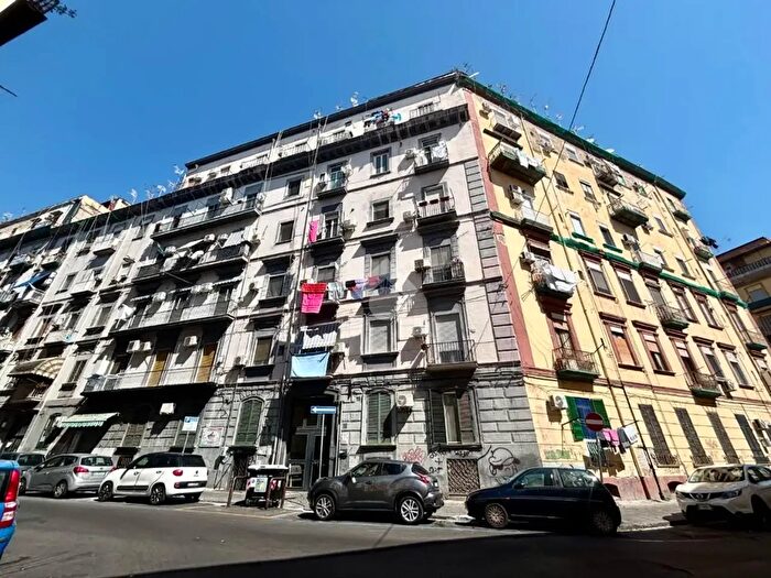 Appartamento trilocale in vendita in Via Parma Zona C, Napoli