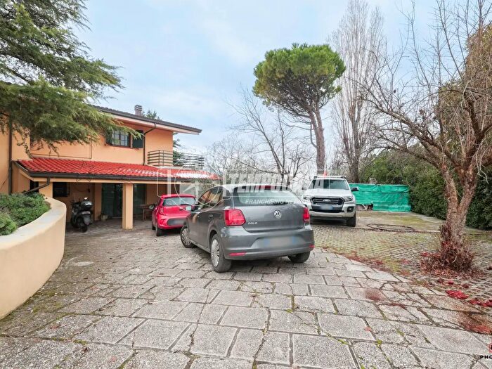 Casa con 8 locali in vendita in Viale Roncona, Coriano