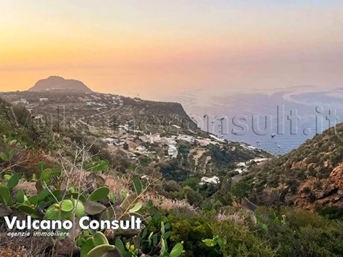 Casa quadrilocale in vendita in Strada Comunale Serro, Lipari