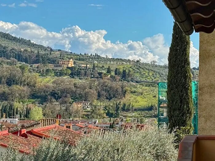Casa con 14 locali in vendita in Fiesole