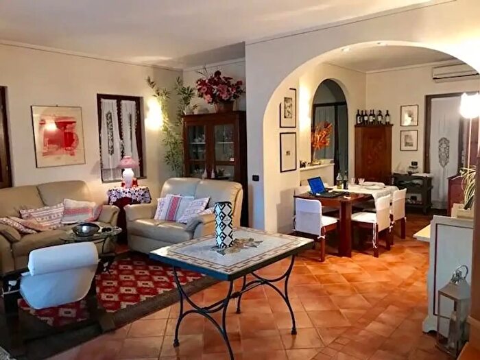 Casa con 5 locali in vendita in Montignoso