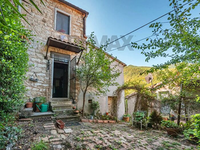 Casa con 7 locali in vendita in Fabriano