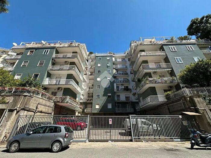 Appartamento con 5 locali in vendita in Via San Giacomo dei Capri, Napoli