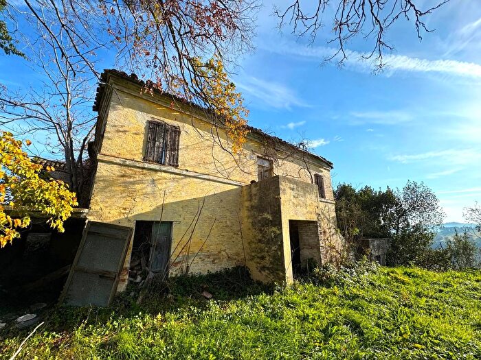 Casa con 8 locali in vendita in Montegranaro