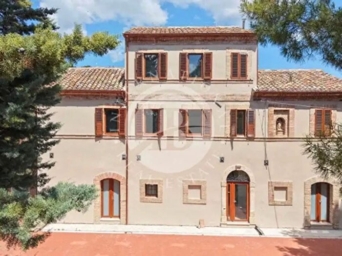 Casa con 6 locali in vendita in Montedinove