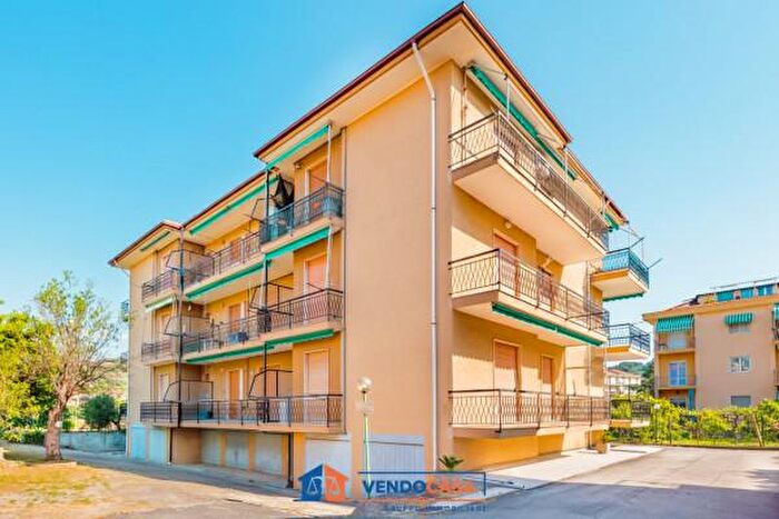 Appartamento trilocale in vendita in Via Gaiette, Diano Marina