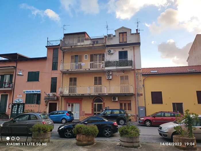 Appartamento trilocale in vendita in Via Oberdan, Ascea