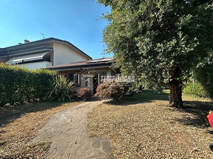 Casa con 5 locali in vendita in Via Silvio Pellico, Lazzate