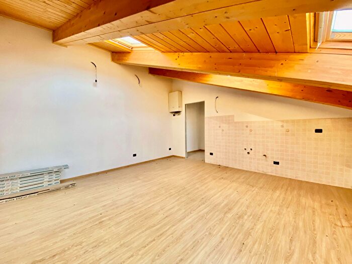 Appartamento trilocale in vendita in Via Cesare Cantù, Olginate