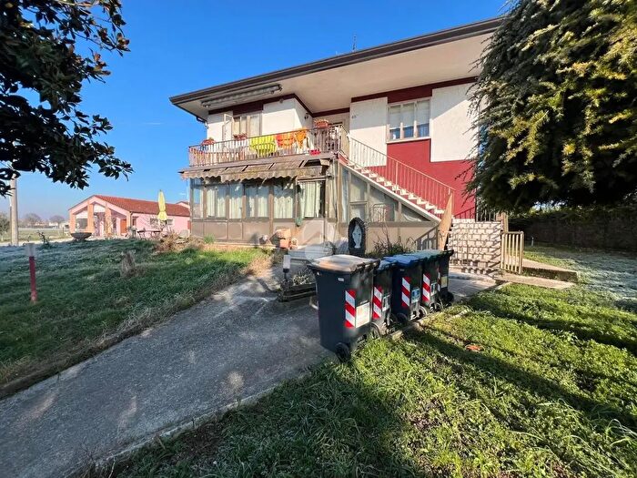 Casa quadrilocale in vendita in Via Basse, Campolongo Maggiore