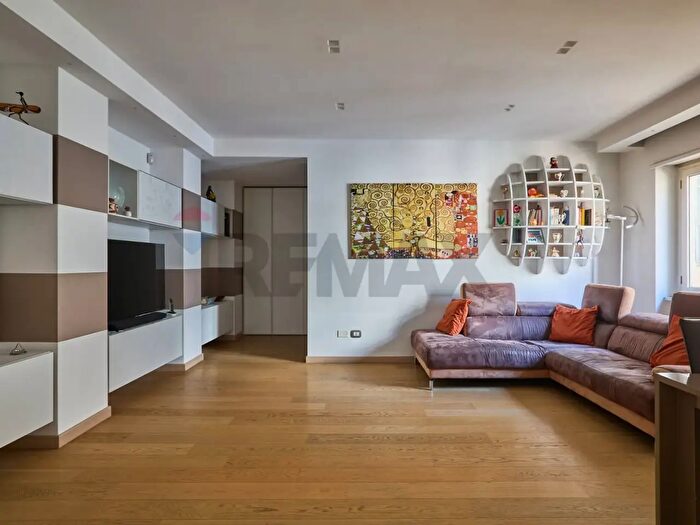 Appartamento trilocale in vendita in Via Caianello, Roma