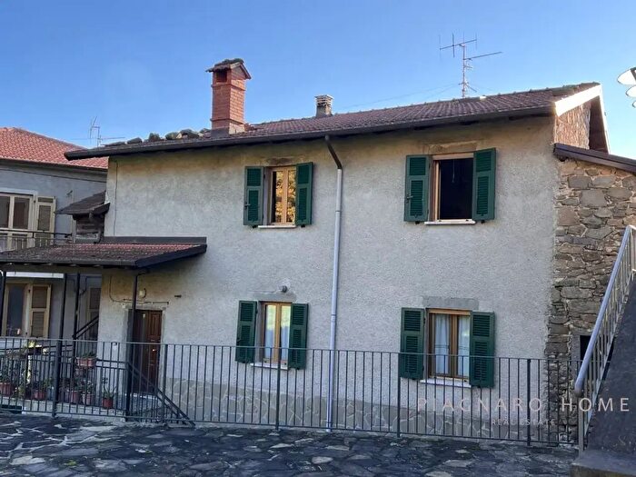 Casa con 9 locali in vendita in Via Serravalle, Filattiera