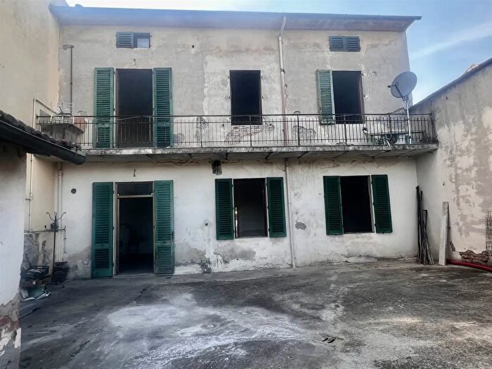 Casa con 11 locali in vendita in Prato