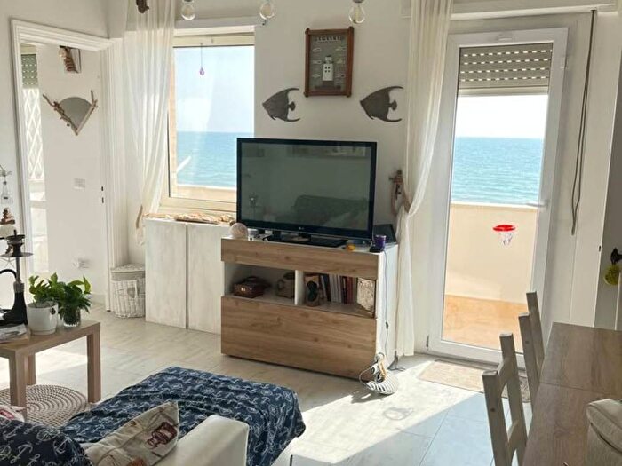 Appartamento trilocale in affitto in Lungomare Enea, Lavinio Mare, Anzio