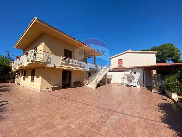 Casa con 8 locali in vendita in Via Poseidone, Misiliscemi