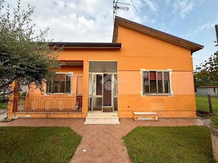 Casa trilocale in vendita in Via IV Novembre, Vescovana