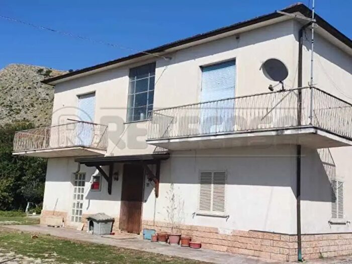 Casa quadrilocale in vendita in Santa Maria di Trocchio, Cervaro