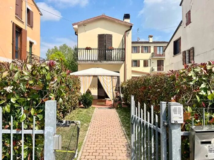 Casa con 5 locali in vendita in Via Novembre, Quistello