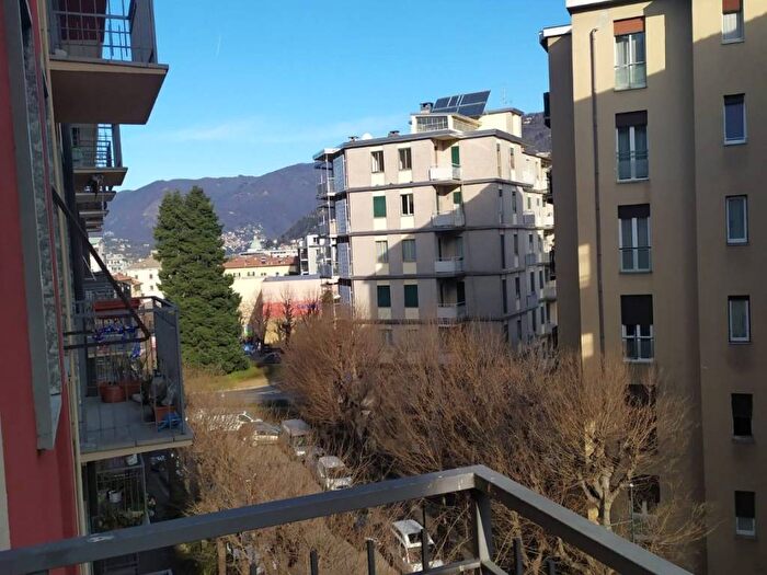 Appartamento trilocale in affitto in Borghi, Como