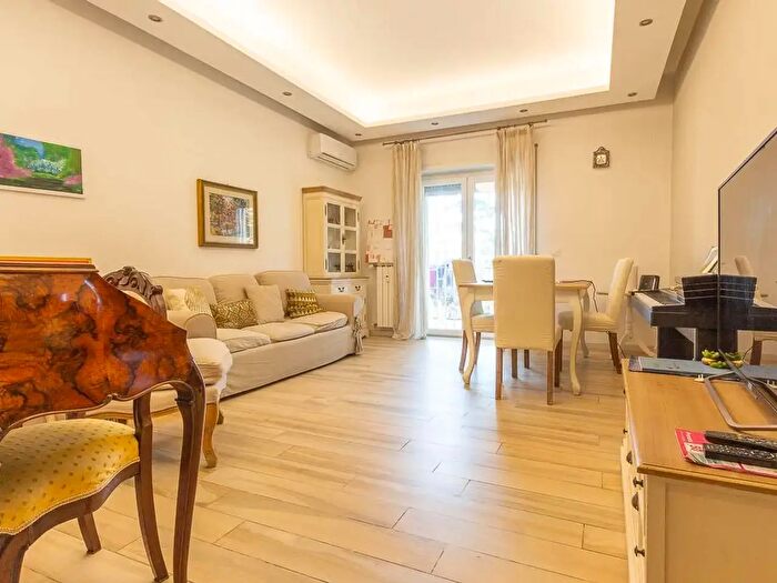 Appartamento trilocale in affitto in Via Zanzur, Roma