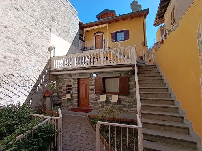 Appartamento con 8 locali in vendita in Chanoux, Chatillon