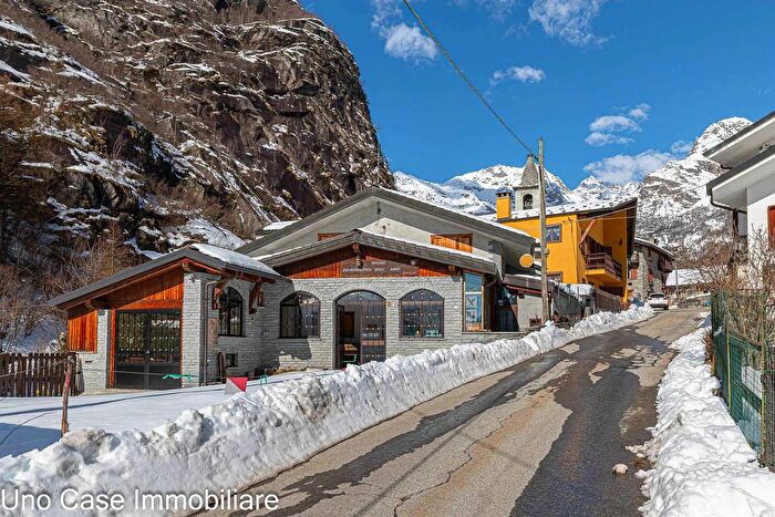 Casa con 13 locali in vendita in Locana, Locana