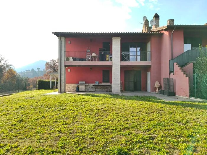 Appartamento quadrilocale in vendita in Via Martiri delle Foibe, Bettona