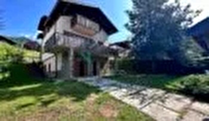 Casa con 9 locali in vendita in Castione Della Presolana