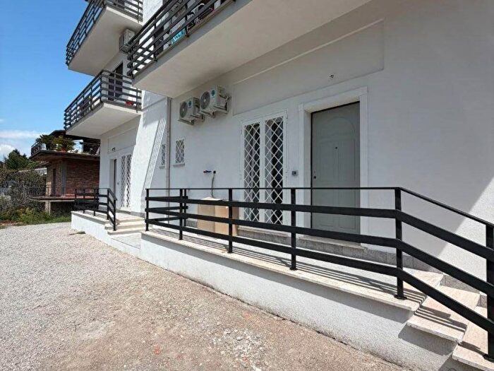 Appartamento trilocale in affitto in Via Levate, Valle Muricana, Roma