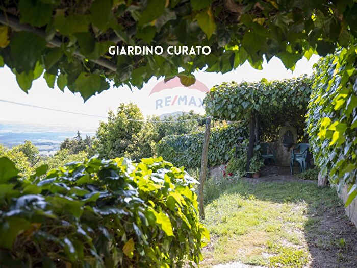 Appartamento trilocale in vendita in Piazza dei Montini, Roccastrada