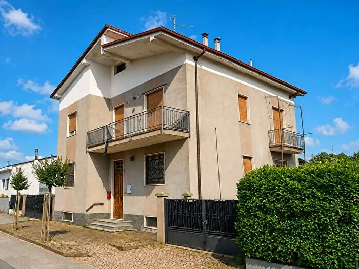 Casa con 6 locali in vendita in Via Gramsci, Granozzo Con Monticello