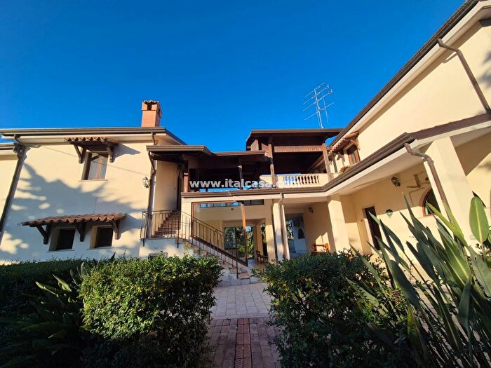 Casa con 9 locali in vendita in Via dei Gelsomini, Crotone