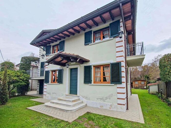 Casa con 6 locali in affitto in Via Vittorio Veneto, Pietrasanta