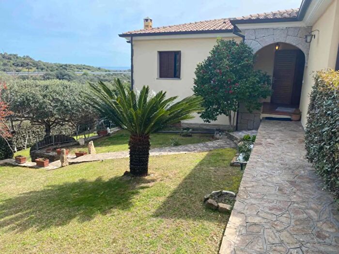 Casa con 8 locali in vendita in San Teodoro