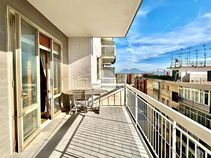 Appartamento con 7 locali in vendita in Via S Giacomo dei Capri, Napoli