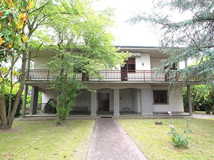 Casa con 12 locali in vendita in Via Canova, Valsamoggia