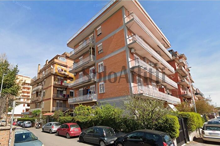 Appartamento quadrilocale in affitto in Via Melpomene, Roma