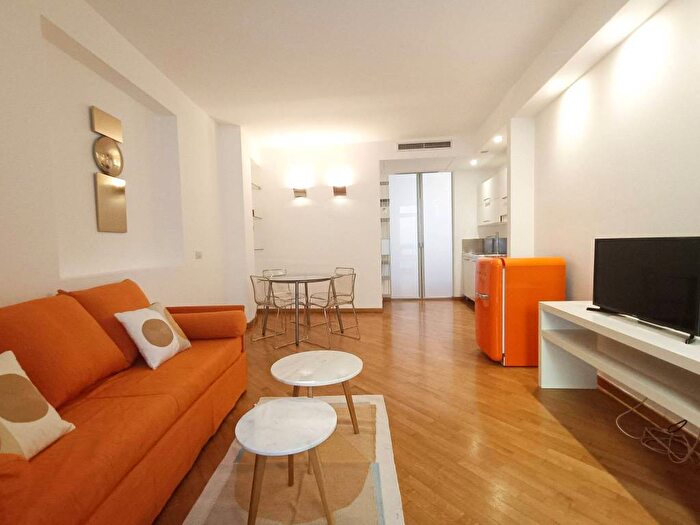 Appartamento bilocale in affitto in Via Madonnina, Brera, Milano