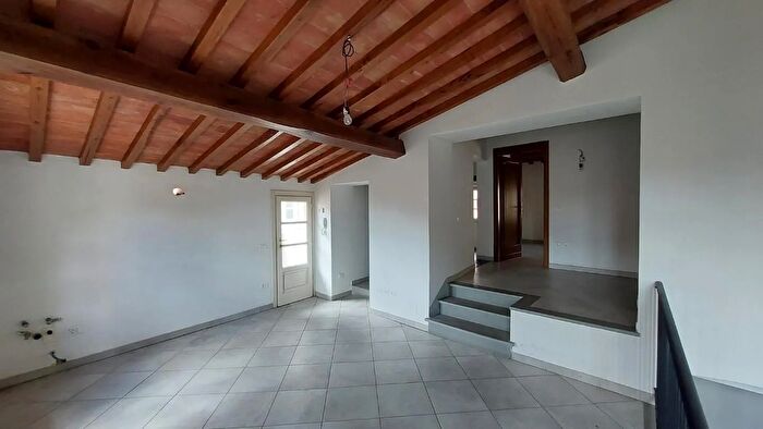Casa con 6 locali in affitto in Buti