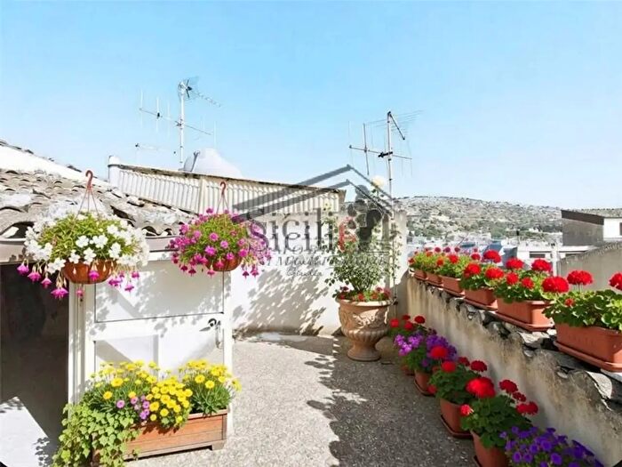 Casa con 5 locali in vendita in Scicli