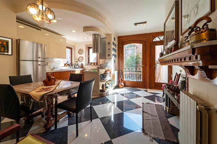 Casa con 7 locali in vendita in Piazza Don Diego, Pedara